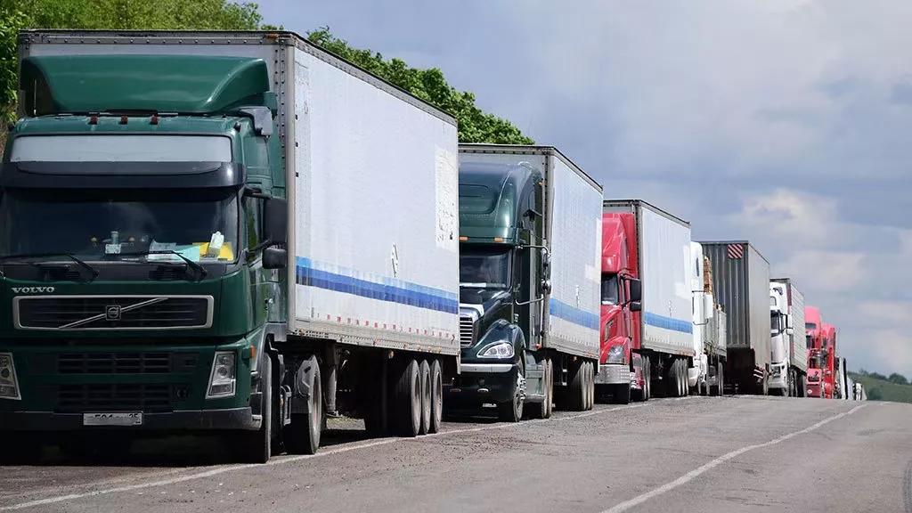 中俄边境700辆卡车排队等通关,这是怎么回事？