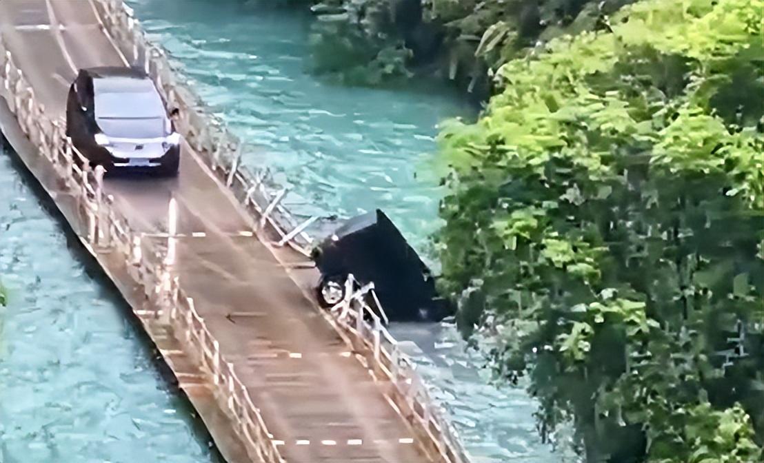 媒体：湖北一游览车落水沉没致5死