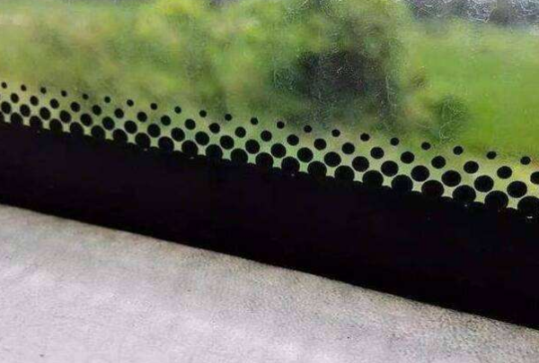 公交车窗边黑点的作用是什么 公交车上窗户的小黑点